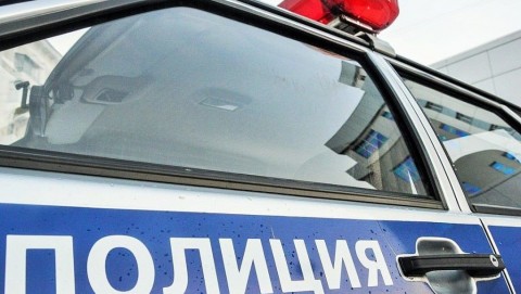 Полицейские Плесецка задержали подозреваемую в краже денежных средств с банковской карты